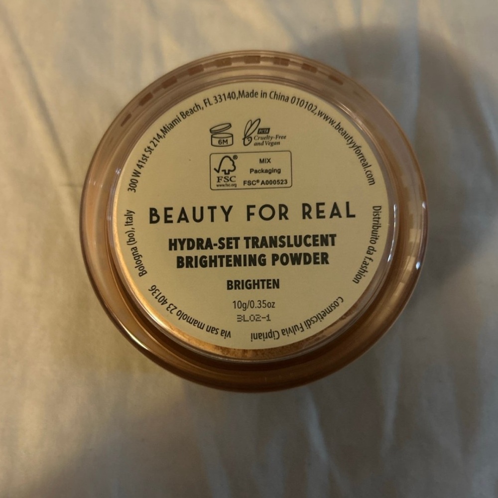 Translucent Brightening Powder - Picture 2 of 2